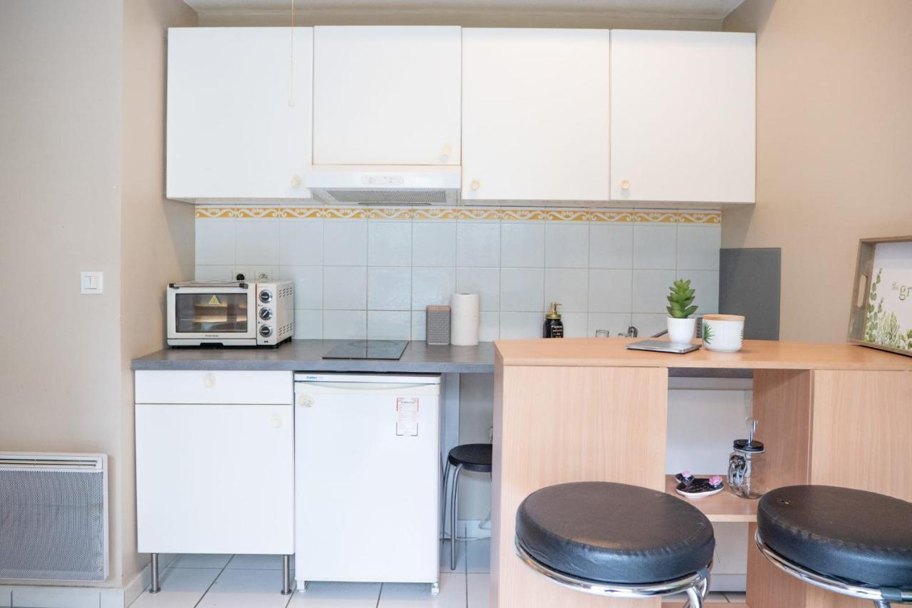 Charming Studio Near Jean Mace Apartment Lyon Bagian luar foto