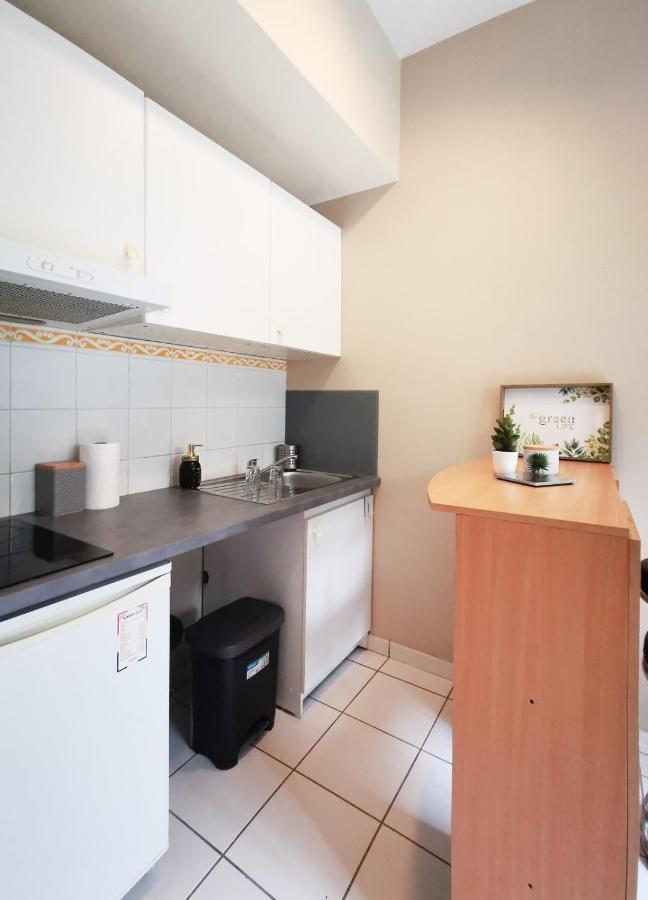 Charming Studio Near Jean Mace Apartment Lyon Bagian luar foto